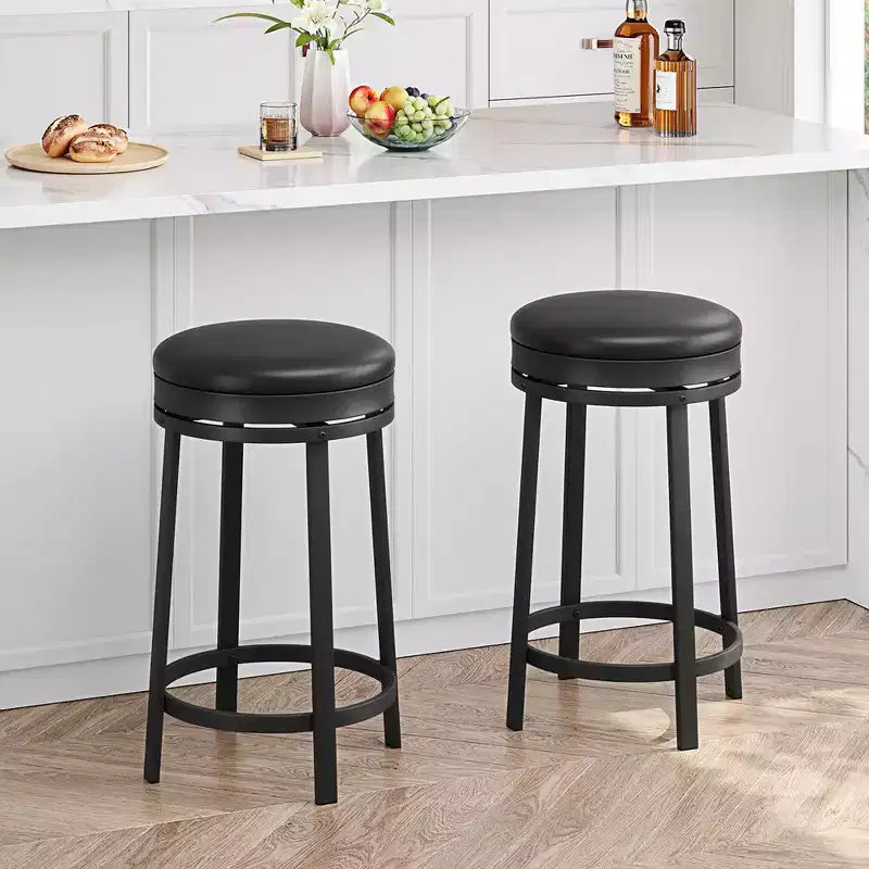 Sgabello da Bar Girevole in Metallo Nero, Seduta Rotonda Senza Schienale in Pelle PU con Poggiapiedi, Altezza Contatore 24", Set da 4