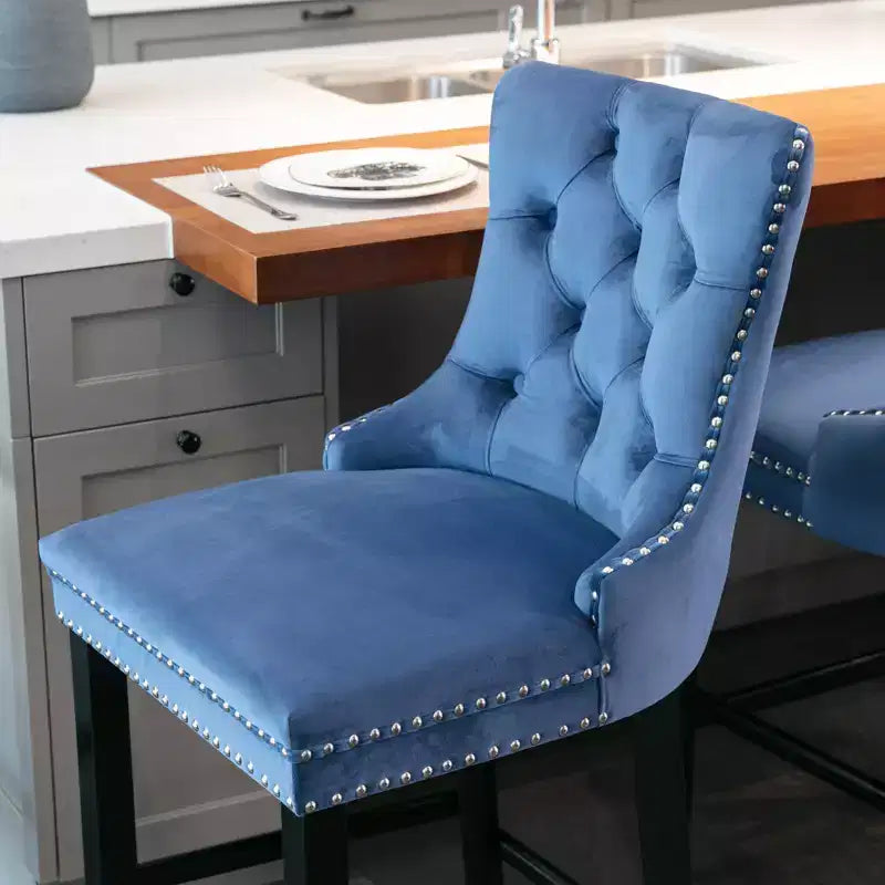 Sgabelli da Bar Trapuntati in Velluto con Gambe in Legno – Disponibili in Nero, Blu, Oro, Grigio e Arancione
