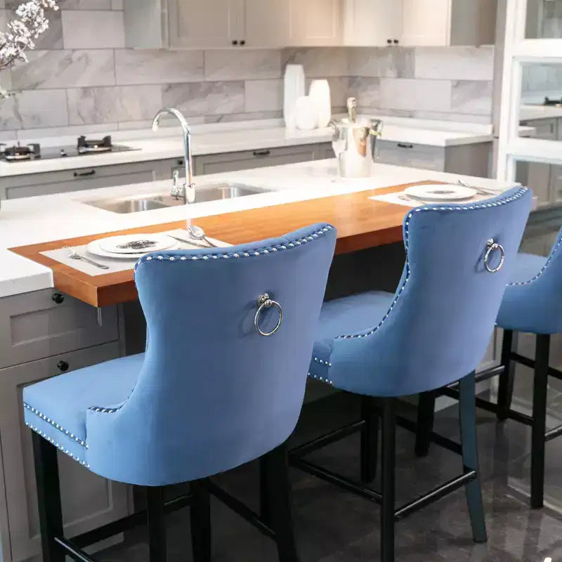 Sgabelli da Bar Trapuntati in Velluto con Gambe in Legno – Disponibili in Nero, Blu, Oro, Grigio e Arancione