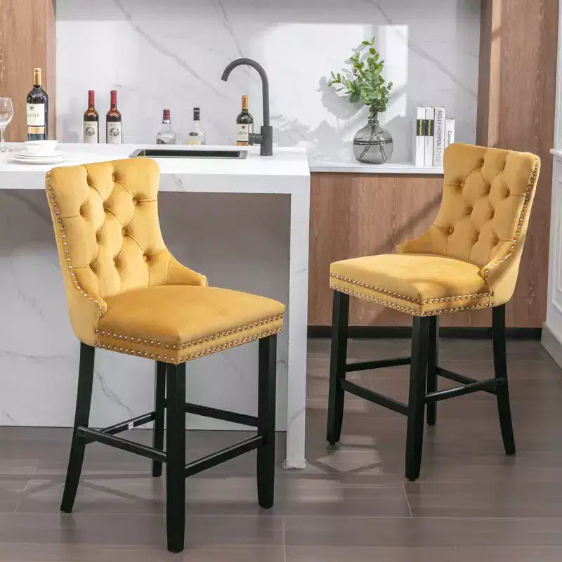 Sgabelli da Bar Trapuntati in Velluto con Gambe in Legno – Disponibili in Nero, Blu, Oro, Grigio e Arancione