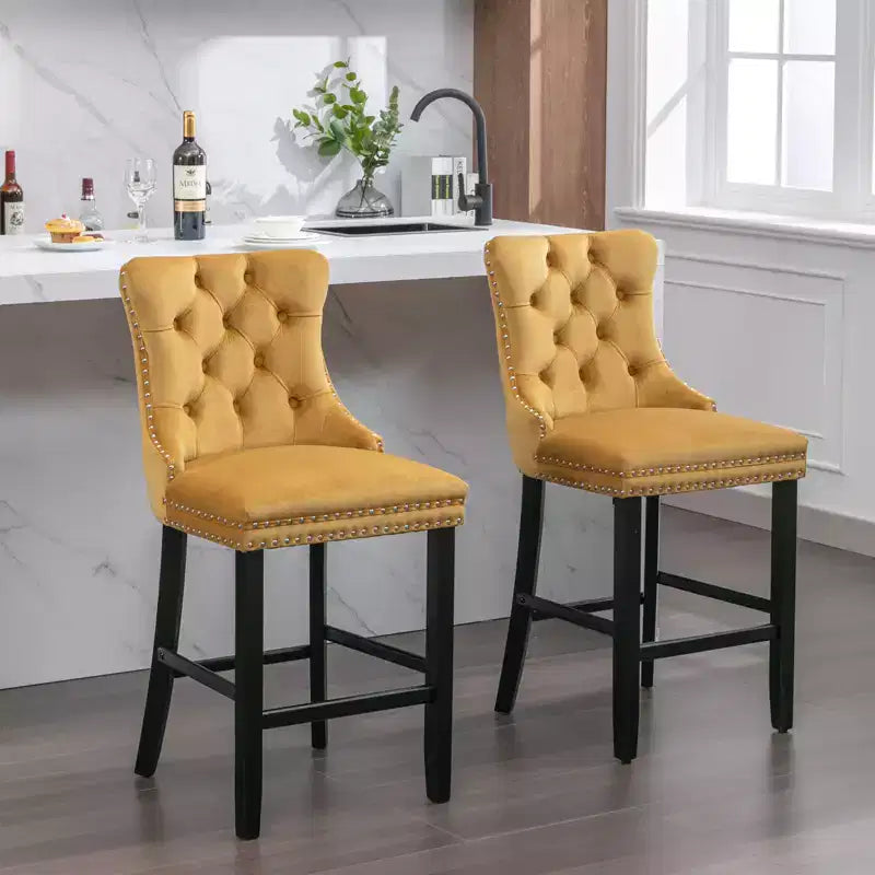 Sgabelli da Bar Trapuntati in Velluto con Gambe in Legno – Disponibili in Nero, Blu, Oro, Grigio e Arancione