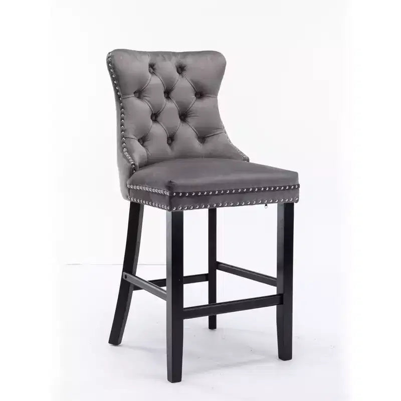 Sgabelli da Bar Trapuntati in Velluto con Gambe in Legno – Disponibili in Nero, Blu, Oro, Grigio e Arancione