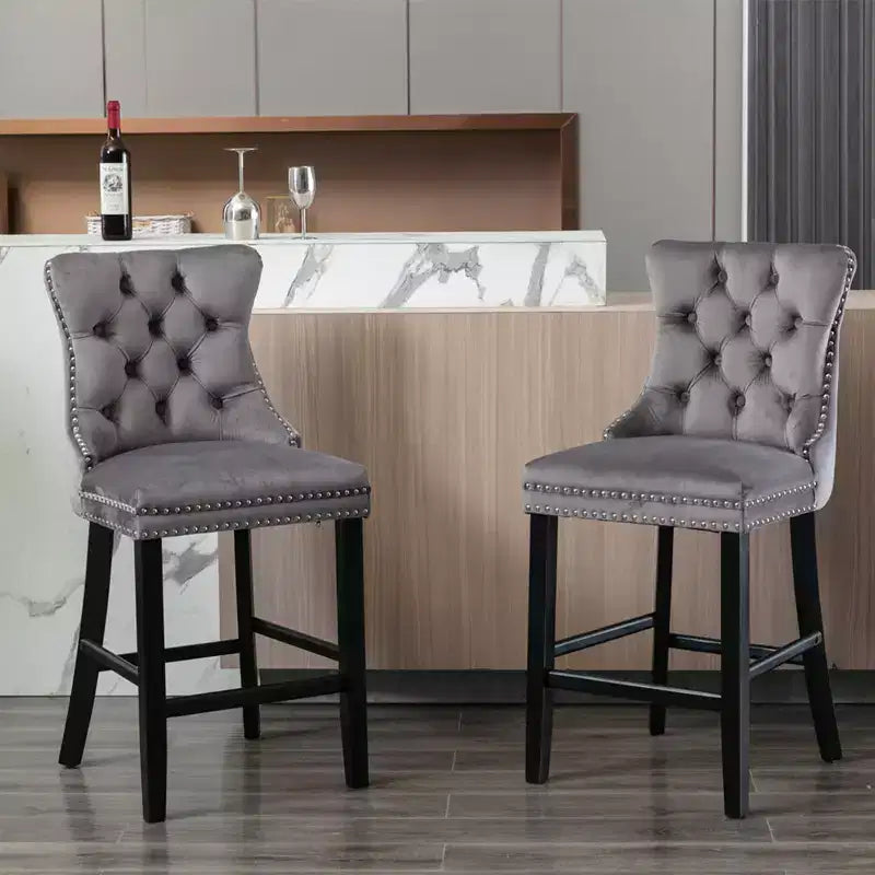 Sgabelli da Bar Trapuntati in Velluto con Gambe in Legno – Disponibili in Nero, Blu, Oro, Grigio e Arancione