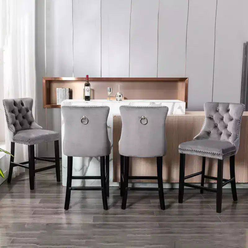 Sgabelli da Bar Trapuntati in Velluto con Gambe in Legno – Disponibili in Nero, Blu, Oro, Grigio e Arancione