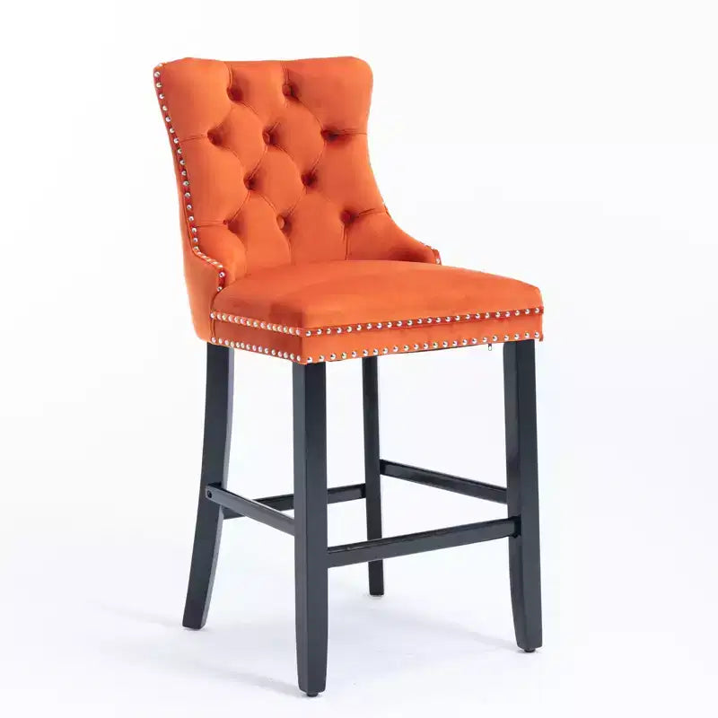 Sgabelli da Bar Trapuntati in Velluto con Gambe in Legno – Disponibili in Nero, Blu, Oro, Grigio e Arancione