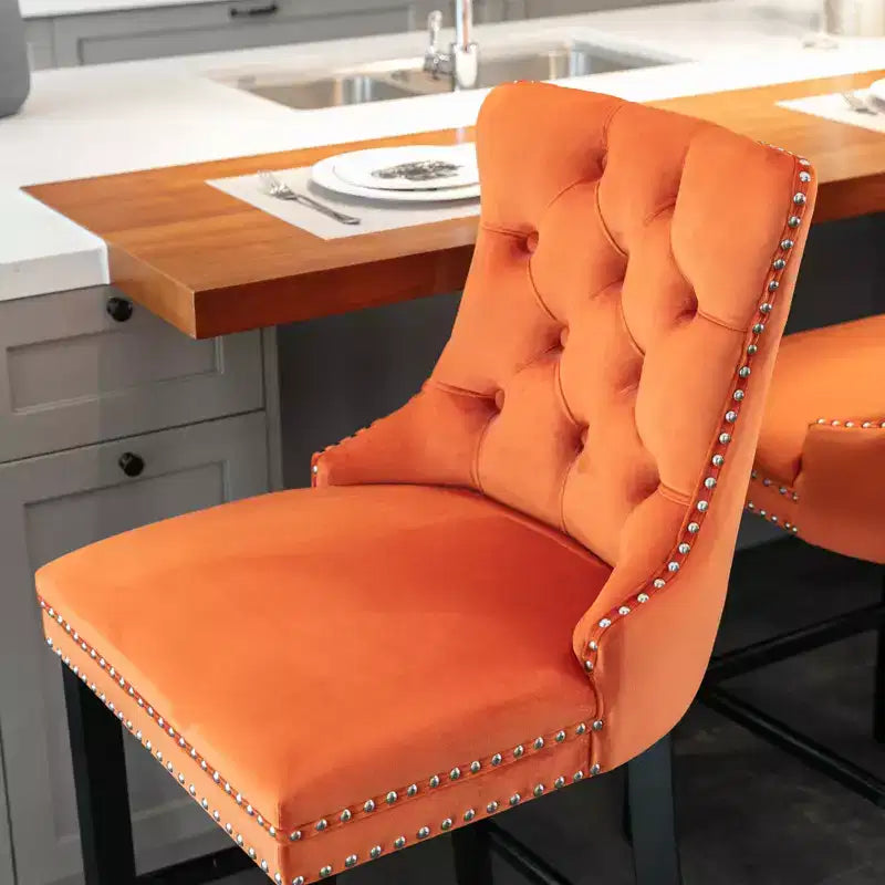 Sgabelli da Bar Trapuntati in Velluto con Gambe in Legno – Disponibili in Nero, Blu, Oro, Grigio e Arancione