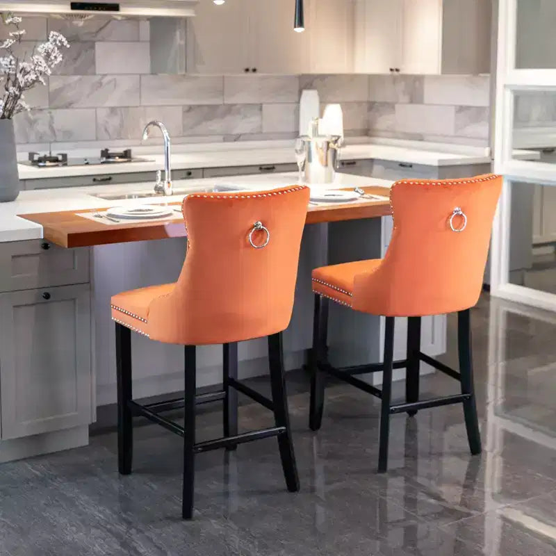 Sgabelli da Bar Trapuntati in Velluto con Gambe in Legno – Disponibili in Nero, Blu, Oro, Grigio e Arancione