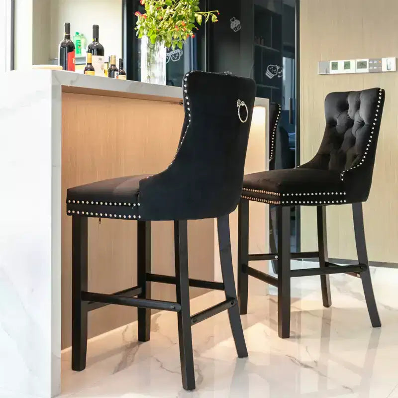 Sgabelli da Bar Trapuntati in Velluto con Gambe in Legno – Disponibili in Nero, Blu, Oro, Grigio e Arancione