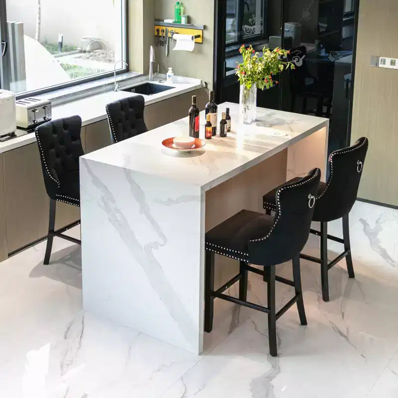 Sgabelli da Bar Trapuntati in Velluto con Gambe in Legno – Disponibili in Nero, Blu, Oro, Grigio e Arancione