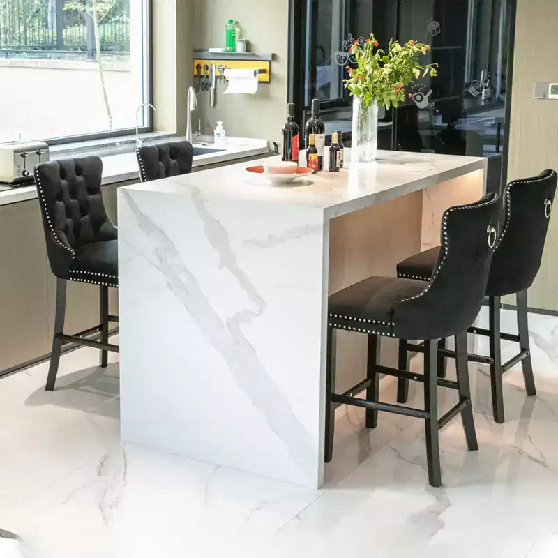 Sgabelli da Bar Trapuntati in Velluto con Gambe in Legno – Disponibili in Nero, Blu, Oro, Grigio e Arancione