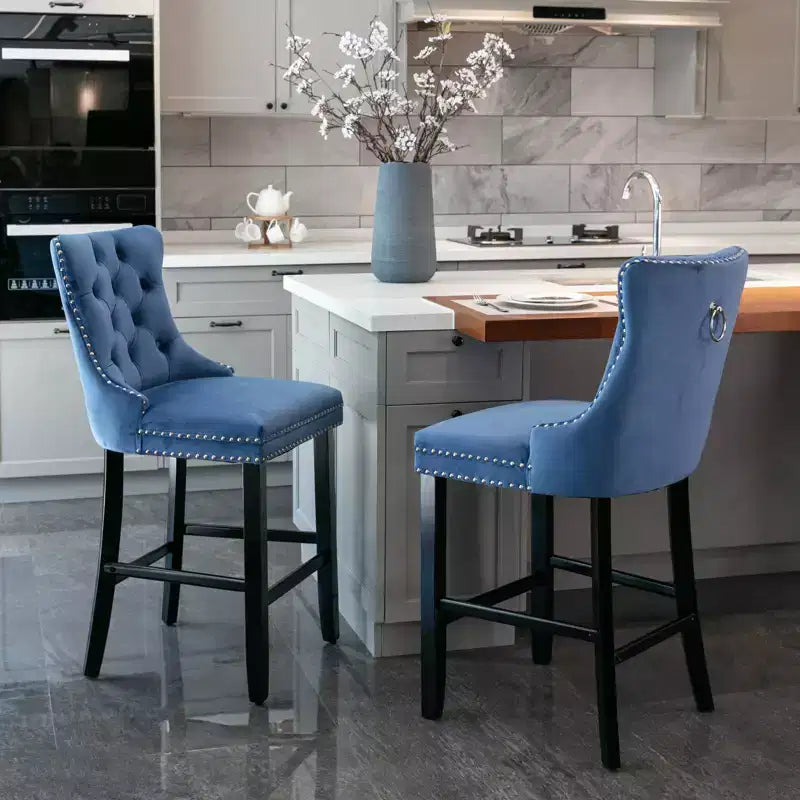 Sgabelli da Bar Trapuntati in Velluto con Gambe in Legno – Disponibili in Nero, Blu, Oro, Grigio e Arancione