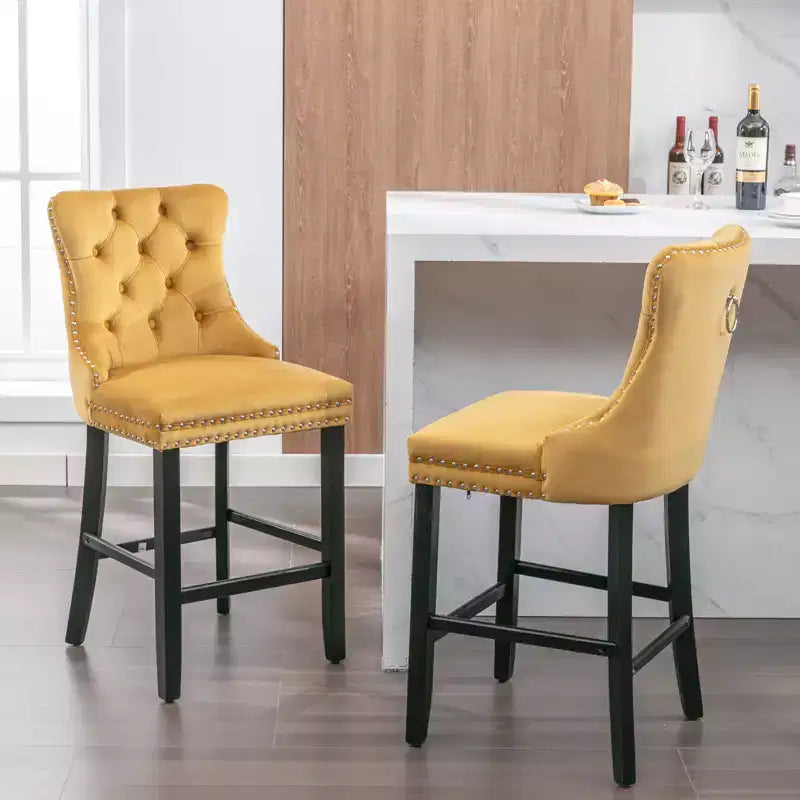 Sgabelli da Bar Trapuntati in Velluto con Gambe in Legno – Disponibili in Nero, Blu, Oro, Grigio e Arancione