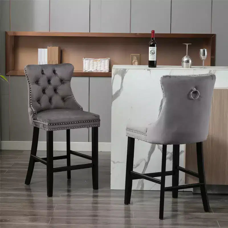 Sgabelli da Bar Trapuntati in Velluto con Gambe in Legno – Disponibili in Nero, Blu, Oro, Grigio e Arancione