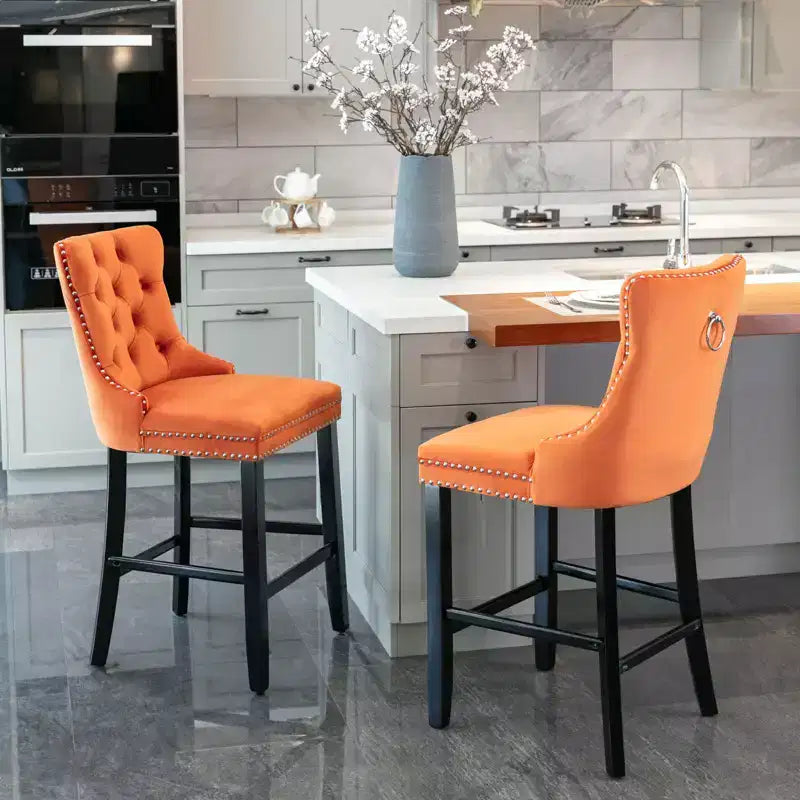Sgabelli da Bar Trapuntati in Velluto con Gambe in Legno – Disponibili in Nero, Blu, Oro, Grigio e Arancione