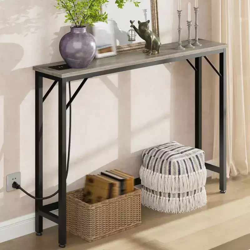 Tavolino consolle stretto grigio con prese elettriche, metallo e MDF, stile divano/ingresso