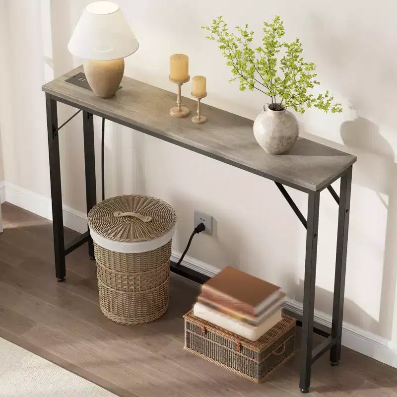 Tavolino consolle stretto grigio con prese elettriche, metallo e MDF, stile divano/ingresso