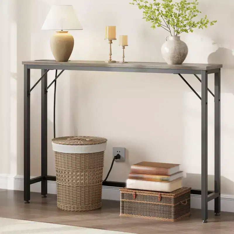 Tavolino consolle stretto grigio con prese elettriche, metallo e MDF, stile divano/ingresso