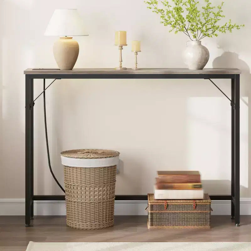 Tavolino consolle stretto grigio con prese elettriche, metallo e MDF, stile divano/ingresso