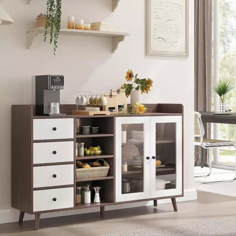 Credenza in noce/legno color legno con ante in vetro, cassetti e ripiani regolabili